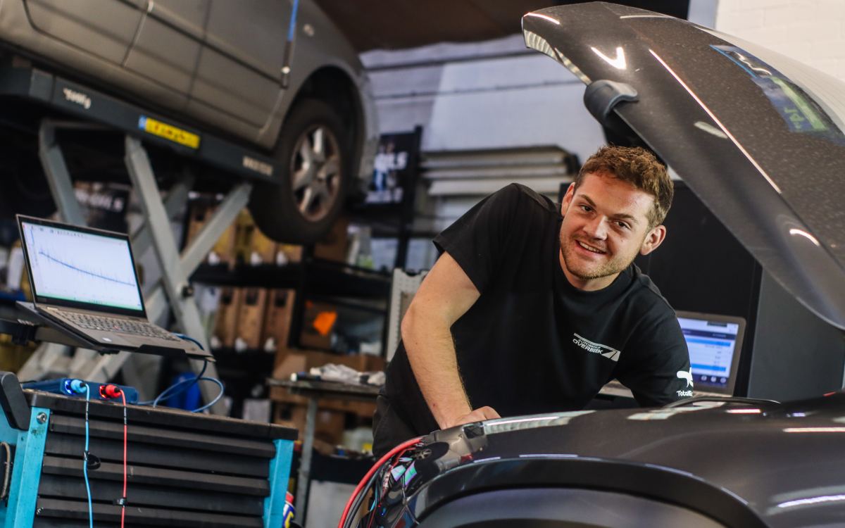 Stan Overbeek in de werkplaats van Autobedrijf Overbeek