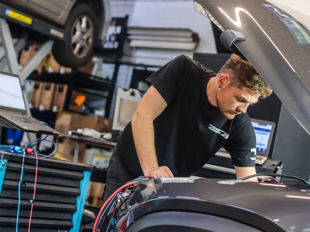 Stan Overbeek meet een storing na aan een auto in de werkplaats