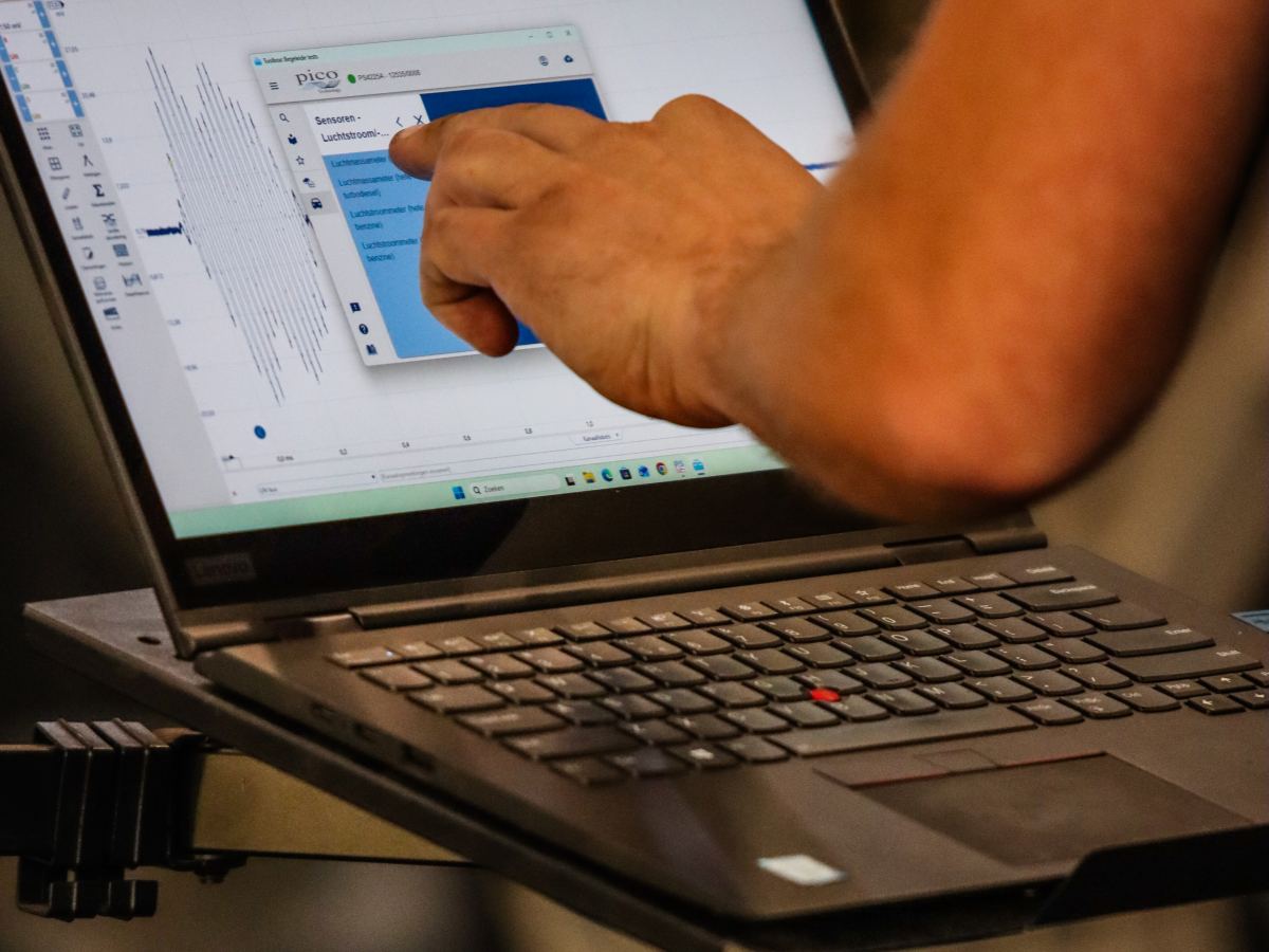 Signaalmeting op de laptop tijdens een storingsdiagnose