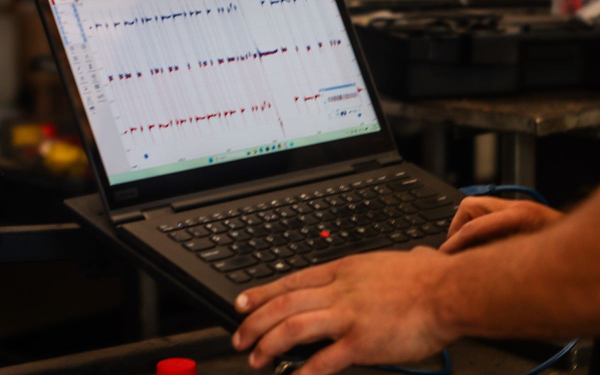 Diagnose met laptop en oscilloscoop in de werkplaats