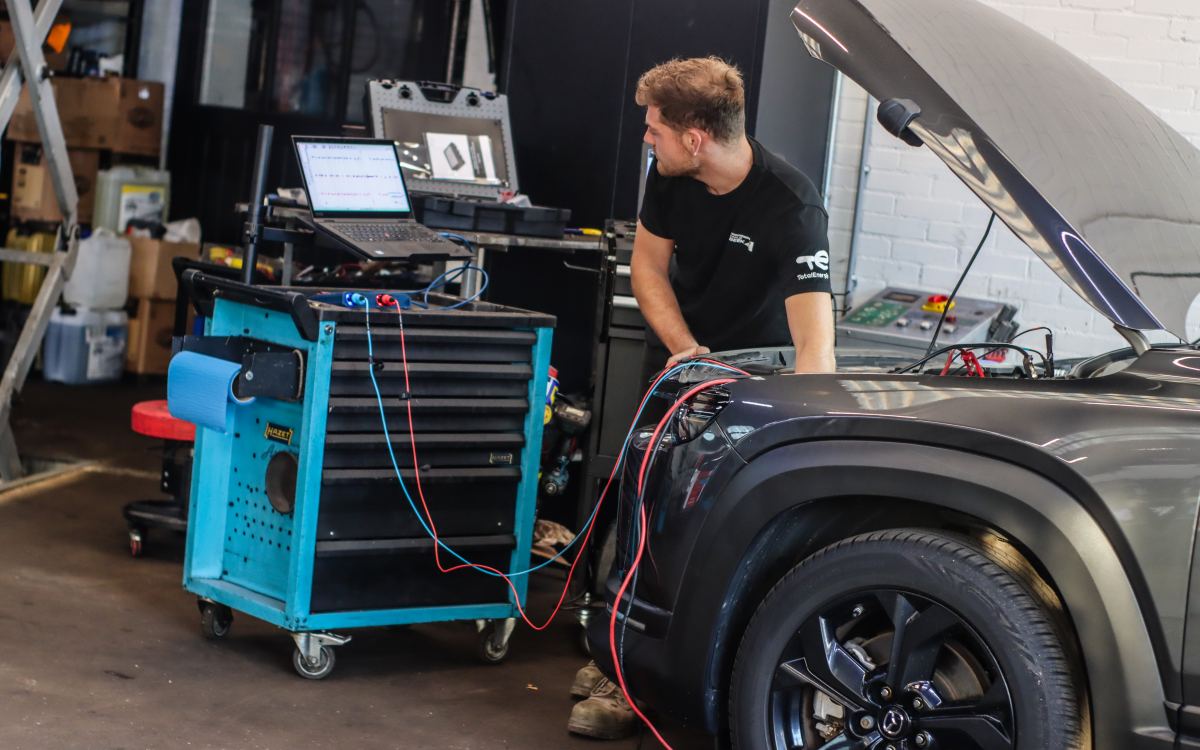 De werkplaats van Autobedrijf Overbeek in Hummelo met diagnoseapparatuur bij een auto